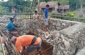 Warga Kampung Mata Kaito Bangun Penampung Air Bersih dengan Dana Desa