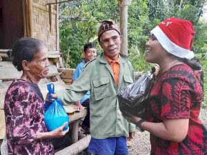 BERITA FOTO: Pemuda GKS Dimu Dede Rayakan Natal dengan Bagi Bahan Makanan