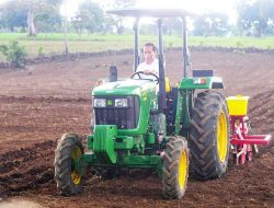 Momen Presiden Jokowi Tanam Jagung Pakai Traktor