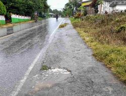 Air Mengalir ke Badan Jalan Provinsi Saat Hujan di Elopada