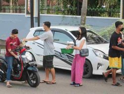 BERITA FOTO: Perbasi Barito Timur Bagikan Takjil ke Pengguna Jalan