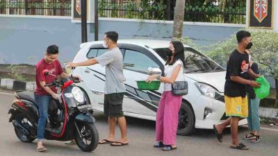 BERITA FOTO: Perbasi Barito Timur Bagikan Takjil ke Pengguna Jalan