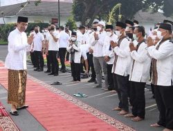 Presiden Jokowi dan Ibu Iriana Salat Idulfitri di Halaman Istana Yogyakarta