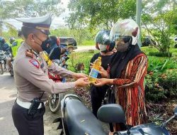 Satlantas Polres Kapuas Hadiahkan Minyak Goreng ke Pengendara Tertib Berlalu Lintas