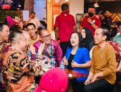 Nikmati Malam di Medan, Presiden Jokowi Makan Durian Bersama Pemred