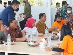 Jokowi Tinjau Hunian dan Makan Siang Bersama Pekerja Konstruksi IKN