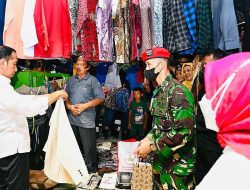 Kunjungi Pasar Petanahan Kebumen, Presiden Sempatkan Beli Baju Koko