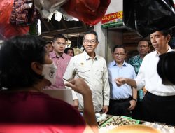 Presiden Jokowi Cek Harga Pangan di Pasar Menteng Pulo