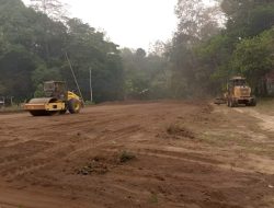 Pemborong Jalan Lingkar Timur Buatkan Lapangan Voli untuk SDN 5 Jaar