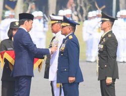 HUT Ke-78 TNI, Presiden Jokowi Anugerahkan Tanda Kehormatan Bagi Prajurit TNI