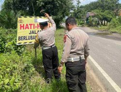 Jalan Berlubang di Desa Kandris Belum Ditambal, Satlantas Polres Barito Timur Pasang Tanda Peringatan