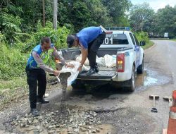 Keluhan Warga Belum Diatasi Pihak Terkait, Satlantas Polres Barito Timur Turun Tangan Timbun Jalan