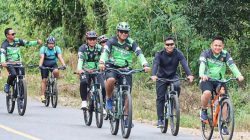 Kapolres Barito Timur Nikmati Suasana Sore Kota Tamiang Layang Sambil Bersepeda