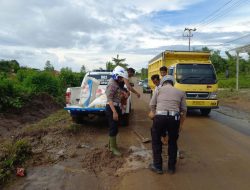 BERITA FOTO: Satlantas Polres Barito Timur Tambal Jalan Berlubang