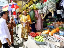 Presiden Jokowi Tinjau Pasar Tumpah Mamasa, Cek Harga dan Infrastruktur Pasar