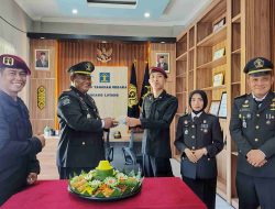 Pegawai Termuda Terima Potongan Tumpeng Pertama pada Syukuran HBP ke-60 Rutan Tamiang Layang