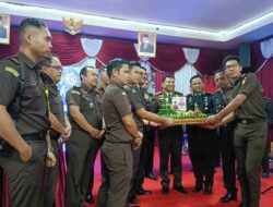 Kajari Beri Tumpeng ke Kapolres Barito Timur Saat Peringatan Hari Bhayangkara