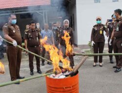 Kejaksaan Negeri Barito Timur Musnahkan Barang Bukti 133 Perkara Tindak Pidana Umum