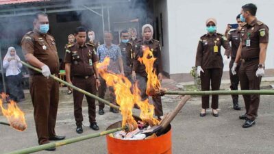 Kejaksaan Negeri Barito Timur Musnahkan Barang Bukti 133 Perkara Tindak Pidana Umum