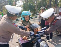 Kasih Sayang di Jalan Raya: Satlantas Polres Barito Timur Bagikan Helm Gratis untuk Anak-Anak