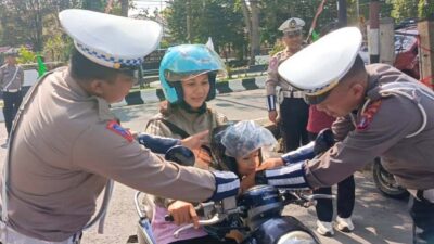 Kasih Sayang di Jalan Raya: Satlantas Polres Barito Timur Bagikan Helm Gratis untuk Anak-Anak