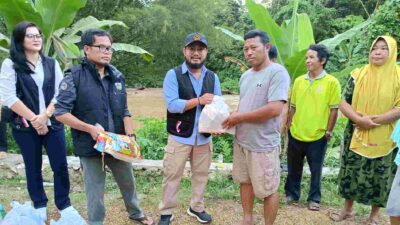 Ketua KNPI Barito Timur Ulurkan Tangan pada Warga Kebanjiran di Desa Batuah dan Tangkum