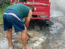 Pemdes dan Relawan Desa Rodok Timbun Jalan Nasional Berlubang untuk Kurangi Risiko Kecelakaan