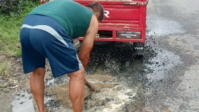 Pemdes dan Relawan Desa Rodok Timbun Jalan Nasional Berlubang untuk Kurangi Risiko Kecelakaan