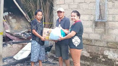 Pemdes Haringen Serahkan Bantuan untuk Korban Kebakaran Rumah