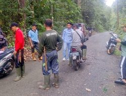 Warga Desa Pulau Patai Bersihkan Tumbuhan yang Menutupi Badan Jalan Kabupaten