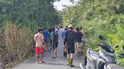 Pemdes dan Warga Desa Kupang Baru Gelar Gotong Royong Bersihkan Badan Jalan