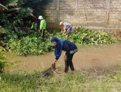 Cegah Banjir, Warga Ampah Kota Gotong Royong Bersihkan Sungai Putai Idi