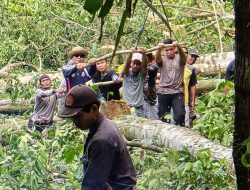 Warga Desa Lalap Antusias Gotong Royong Bersihkan Lahan TPU Lintas Agama