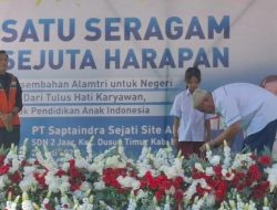 PT SIS Salurkan Seragam dan Perlengkapan Sekolah di SDN 2 Jaar