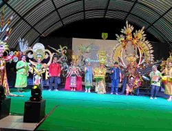 Kostum Legenda Dayak Hiasi Fashion Carnaval FBNJ 2025, Zulkifli Raih Terbaik I