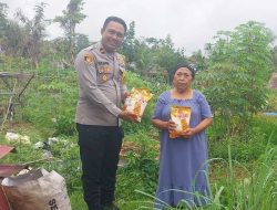 Polsek Dusun Timur Bantu Petani di Tamiang Layang dengan Benih Jagung