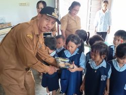 Kades Hayaping Dampingi Pemberian Makanan Bergizi untuk Anak TK Pertiwi