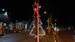 Cahaya Natal Mulai Menyapa Jalan Protokol Tamiang Layang
