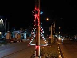 Cahaya Natal Mulai Menyapa Jalan Protokol Tamiang Layang