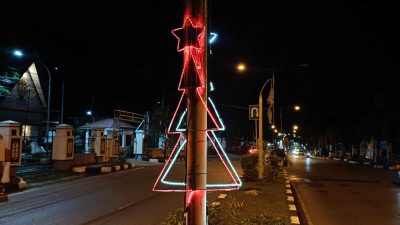 Cahaya Natal Mulai Menyapa Jalan Protokol Tamiang Layang