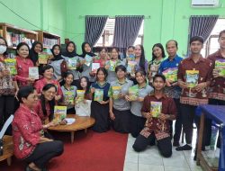 Pesona Puisi SMAN 1 Paju Epat Donasikan 20 Buku ke Perpustakaan Daerah
