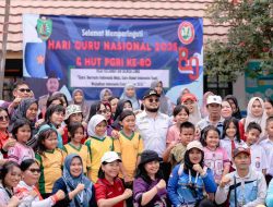 Wabup Barito Timur Hadiri dan Serahkan Bantuan Pribadi Peringatan Hari Guru di Benua Lima