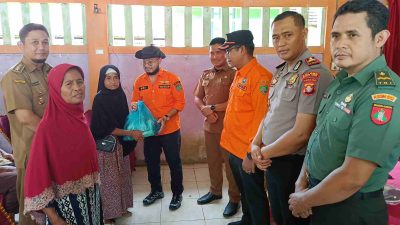 Wabup Barito Timur Serahkan Bantuan untuk Warga Terdampak Banjir di Dusun Tengah