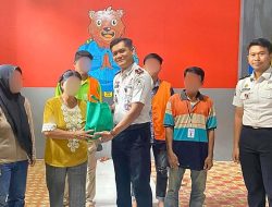 Keluarga Warga Binaan Rutan Tamiang Layang Terima Bantuan Sembako Saat Kunjungan