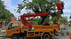 Dinas PUPR Perkim Bartim Rawat Tiang Lampu Median Jalan Tamiang Layang