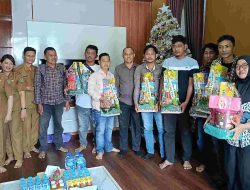 Keluarga Wakil Bupati Bartim Serahkan Bingkisan Lebaran untuk Wartawan Muslim