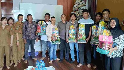 Keluarga Wakil Bupati Bartim Serahkan Bingkisan Lebaran untuk Wartawan Muslim